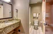 In-room Bathroom 5 Holiday Inn Express & Suites WALLACE-HWY 41, an IHG Hotel