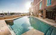 Swimming Pool 2 Holiday Inn CHARLESTON HISTORIC DOWNTOWN, an IHG Hotel