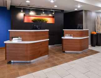 Lobi 2 Courtyard by Marriott Milwaukee Brown Deer