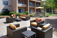 Common Space Courtyard by Marriott St Louis Creve Coeur