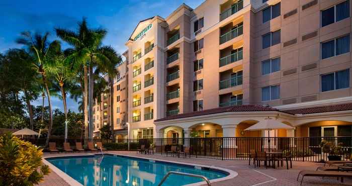 Swimming Pool Courtyard by Marriott Fort Lauderdale Weston