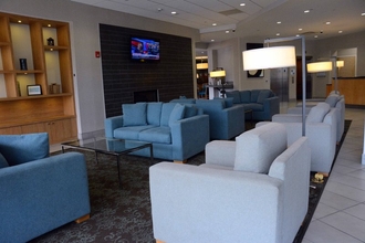 Lobby 4 Holiday Inn Express & Suites STAMFORD, an IHG Hotel