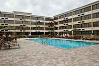 Swimming Pool Holiday Inn GREENSBORO AIRPORT, an IHG Hotel
