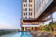 สระว่ายน้ำ Mövenpick Surabaya City