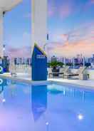 Pool SERENA Hotel Aventura Miami  Tapestry Collection by Hilton