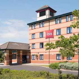 Exterior view1ibis Preston North,Owl and Bird Of Prey Sanctuary飯店