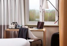 기타 4 ibis Rugby East