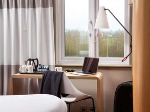 기타 4 ibis Rugby East