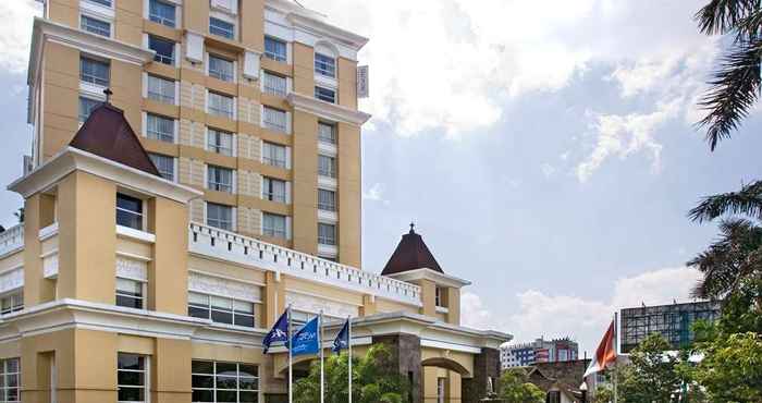 Bên ngoài Novotel Semarang