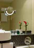 Guest room bath Sofitel London Heathrow