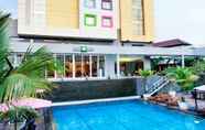 Kolam Renang 7 ibis Styles Solo