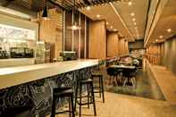 Quầy bar, cafe và phòng lounge ibis Gading Serpong