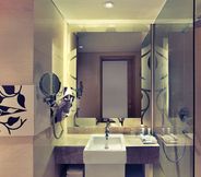 In-room Bathroom 7 Mercure Jakarta Sabang