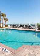 Pool Hampton Inn Daytona Beach/Beachfront