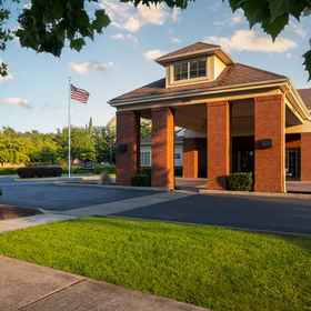 Exterior1Homewood Suites by Hilton Medford,Blackbird Statue飯店