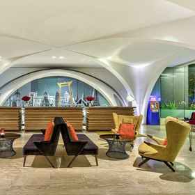 Lobby 1 DoubleTree by Hilton Sukhumvit Bangkok, Khách sạn The Lobby Bar by Metropole