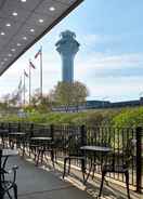 Exterior Hilton Chicago OHare Airport