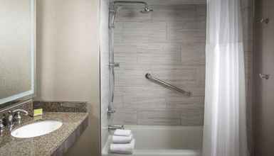 In-room Bathroom 4 DoubleTree by Hilton Dallas Near the Galleria