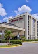 Exterior Hampton Inn closest to Universal Orlando