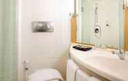 In-room Bathroom 5 ibis Bandung Pasteur