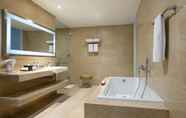 In-room Bathroom 5 Novotel Makassar Grand Shayla