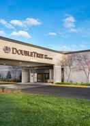 Exterior DoubleTree by Hilton Lawrence