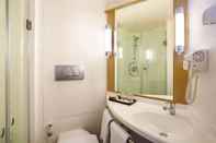 In-room Bathroom ibis Manado City Center Boulevard