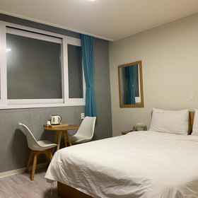 Suwon Royal 1, Hotel Taejangmaru Library