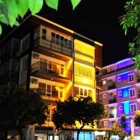 Ozcakil 1, Hotel Red Castle