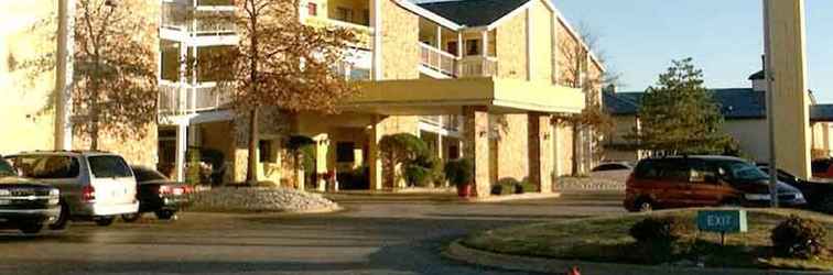 Others Oaktree Inn and Suites