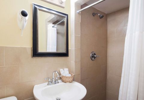 Others Executive Inn and Suites Eagle Pass (ex Knights Inn and Suites Eagle Pass)
