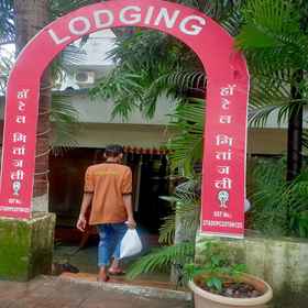 โรงแรมคีตัญชลี 1, โรงแรม & ที่พัก The Marina Bay Cafe & Bistro