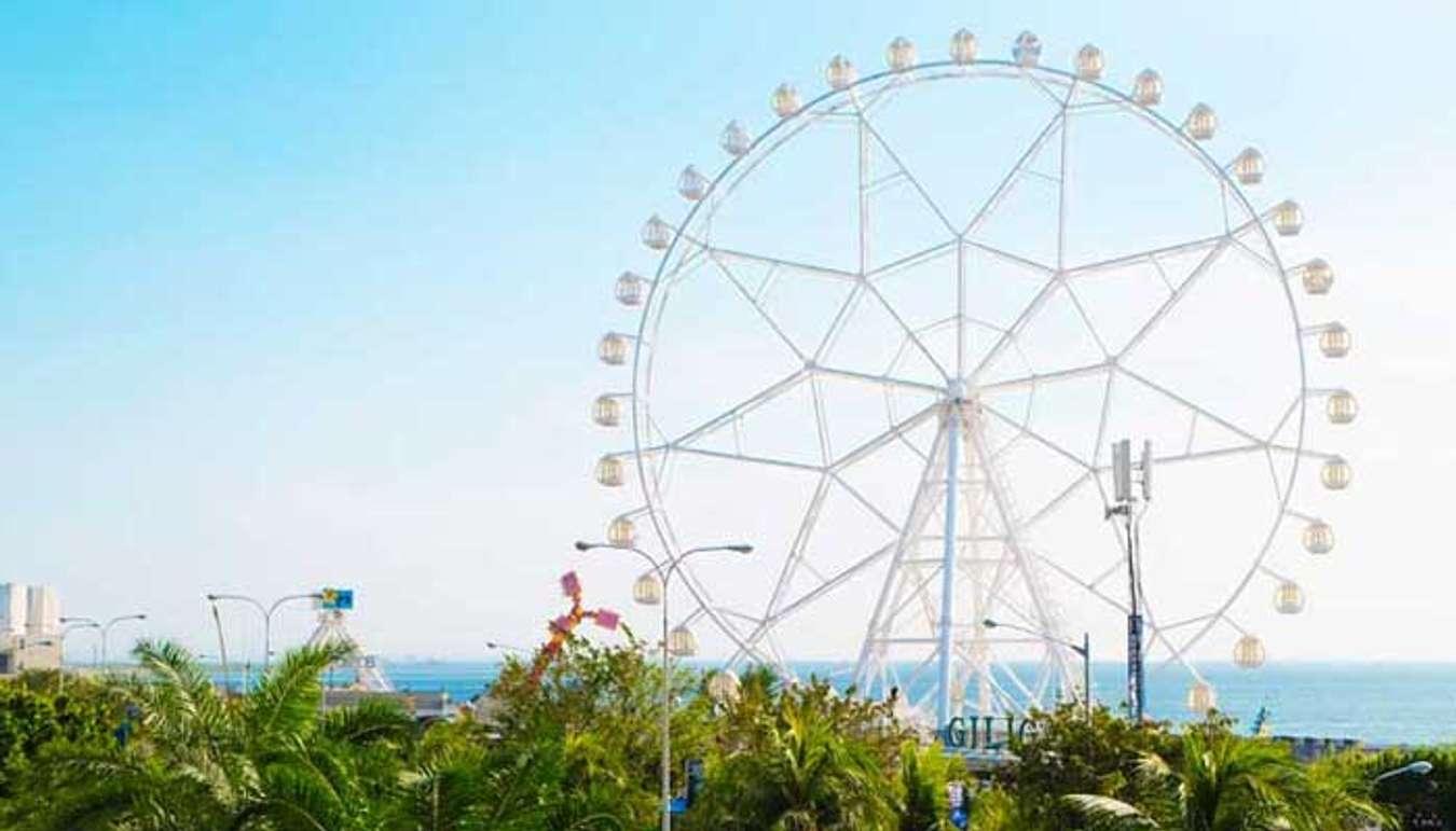 SM Moa Seaside Ferris Wheel