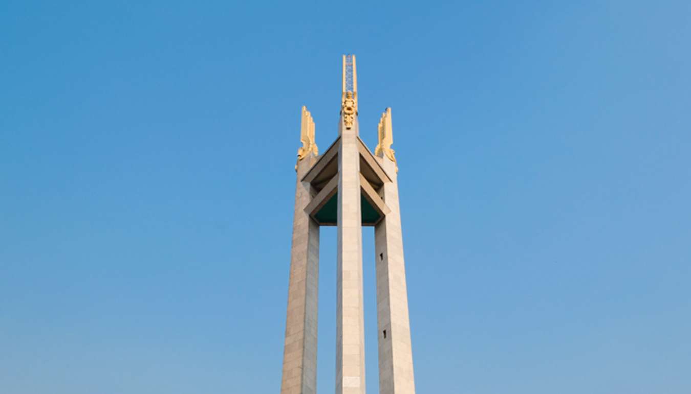 Close-up-QC-Memorial-Circle-Top