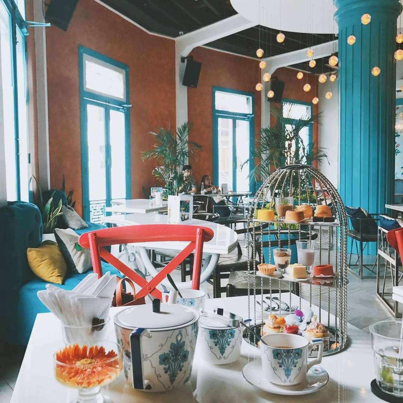 Không gian quán cà phê đẹp Sài Gòn thật tuyệt vời! Với màu sắc phù hợp và cảm giác thoải mái, sẵn sàng cho một buổi sáng ngồi một chỗ và thưởng thức tách cà phê đầu tiên của bạn.