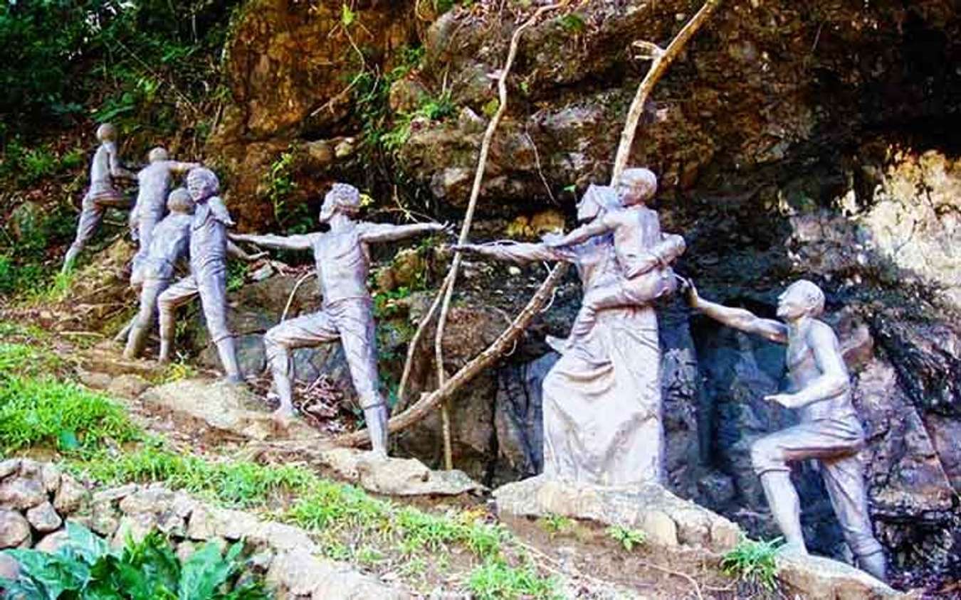 Statues at Ermita Hil