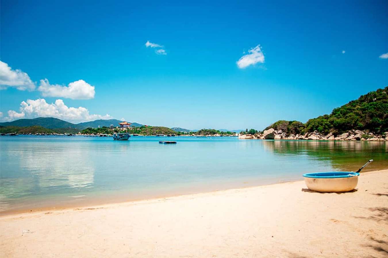 Bãi Sơn Đừng là một bãi biển hoang sơ, yên tĩnh nằm trong vịnh Vân Phong. Nơi đây sở hữu bờ cát trắng mịn, nước biển xanh trong và hệ sinh thái đa dạng. Du khách đến đây có thể tắm biển, lặn biển, ngắm san hô, tham gia các hoạt động thể thao dưới nước hoặc đơn giản là thư giãn trên bờ cát và tận hưởng bầu không khí trong lành.