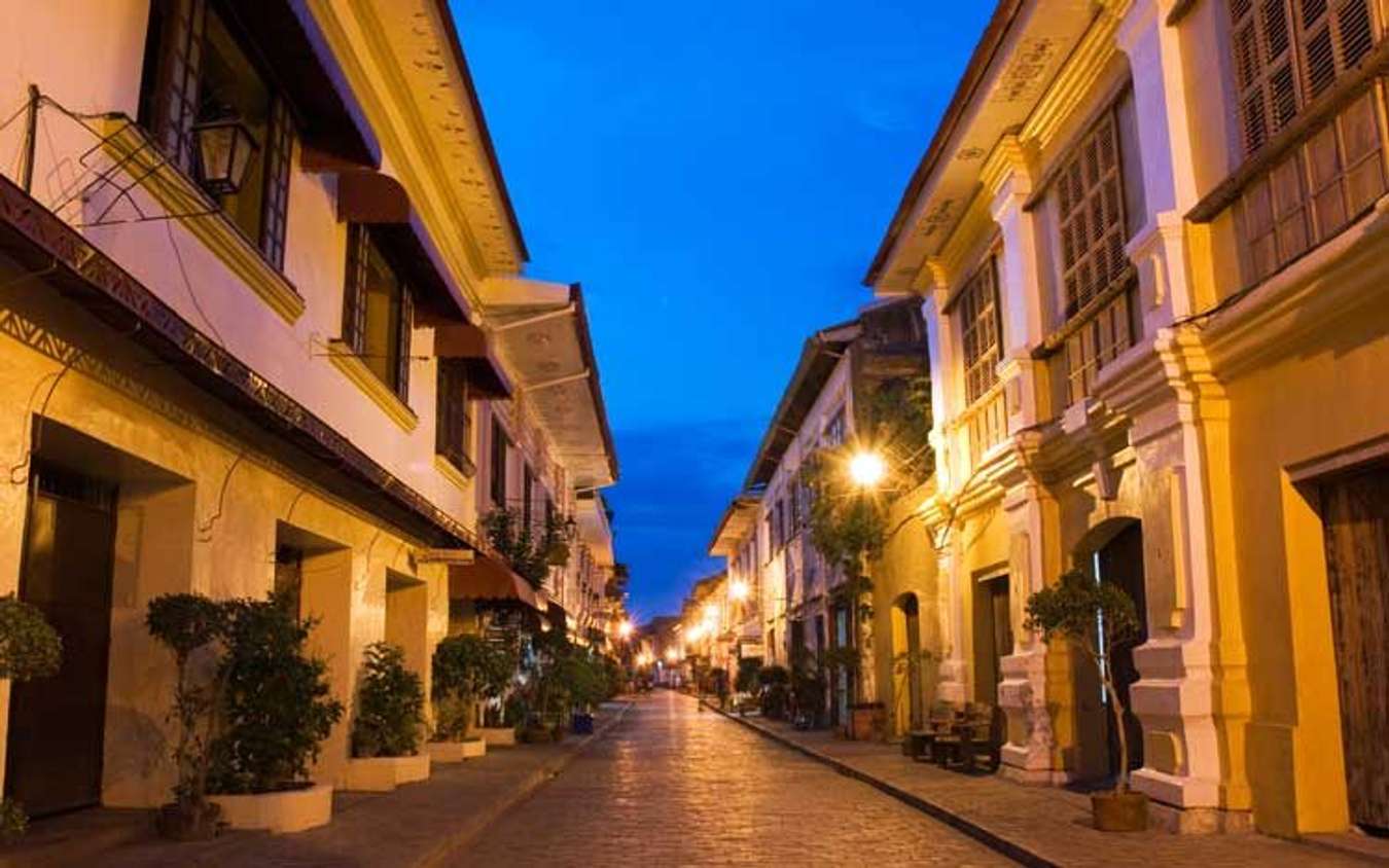 Calle Crisologo by night