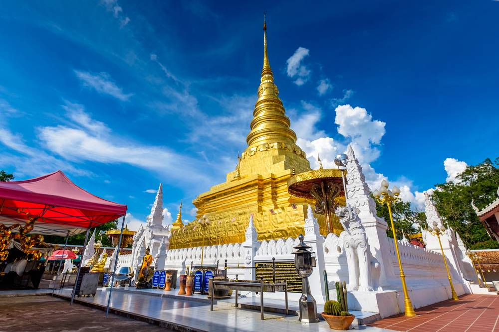 วัดพระบรมธาตุแช่แห้งเป็นพระอารามหลวงแห่งแรก ๆ ของน่าน เป็นวัดจังหวัดน่านที่เป็นอนุสรณ์สัมพันธไมตรีระหว่างเมืองน่านกับเมืองสุโขทัย