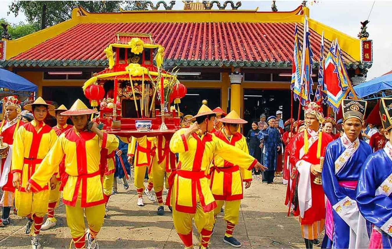 Lễ hội xuân mang lại cho chúng ta niềm vui và hy vọng mới trong năm mới. Những bức tranh về lễ hội xuân sẽ giúp chúng ta cảm nhận được vẻ đẹp và sự phong phú của nền văn hóa Việt Nam. Hãy cùng khám phá những hình ảnh đầy sáng tạo và tinh tế này để cảm nhận không khí xuân đang đến rộn ràng!