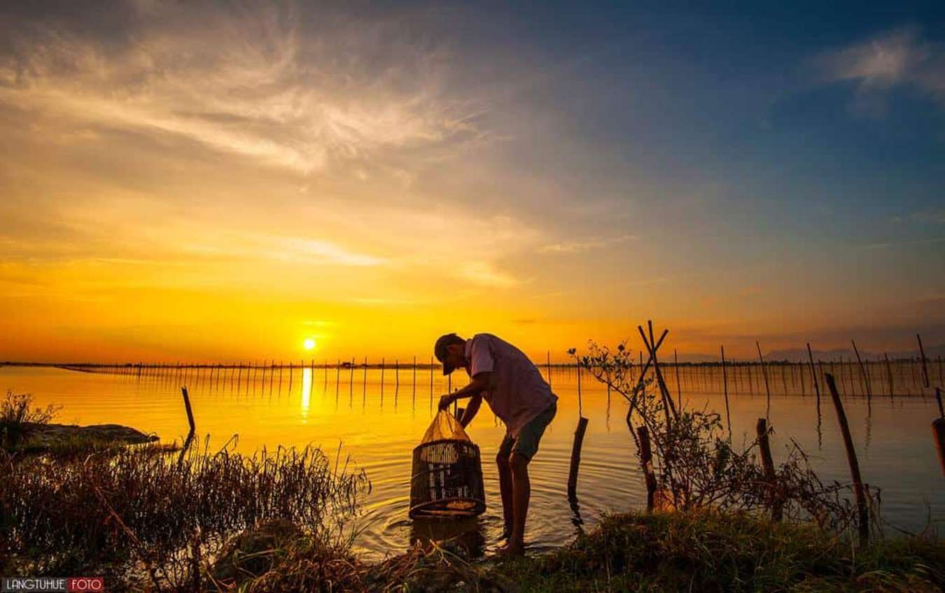 Huế: Hãy đến với thành phố ngàn năm tuổi Huế để khám phá lịch sử văn hóa đa dạng và đẹp đẽ của nó. Những cung điện hoàng gia, những đền đài và những con đường đánh dấu bằng những tấm bia đá cổ kính sẽ đưa bạn trở lại nhiều thế kỷ trước. Hãy xem hình ảnh để đón nhận niềm hứng khởi này. Translation: Come to the thousand-year-old city of Hue to explore its diverse and beautiful cultural history. The royal palaces, shrines and roads marked by ancient stone tablets will take you back many centuries. See the images to embrace this excitement.