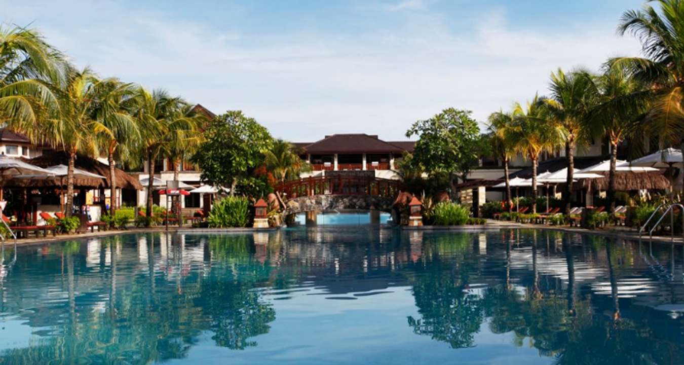 Crimson Resort & Spa Mactan pool