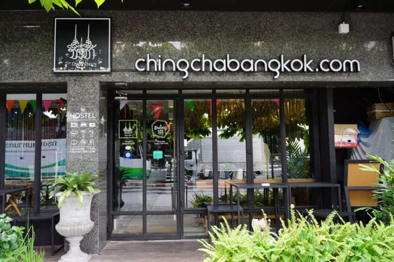 นั่งชิลล์ วิวฟรี ฝันดี ที่ Swing Bar และ Chingcha Hostel