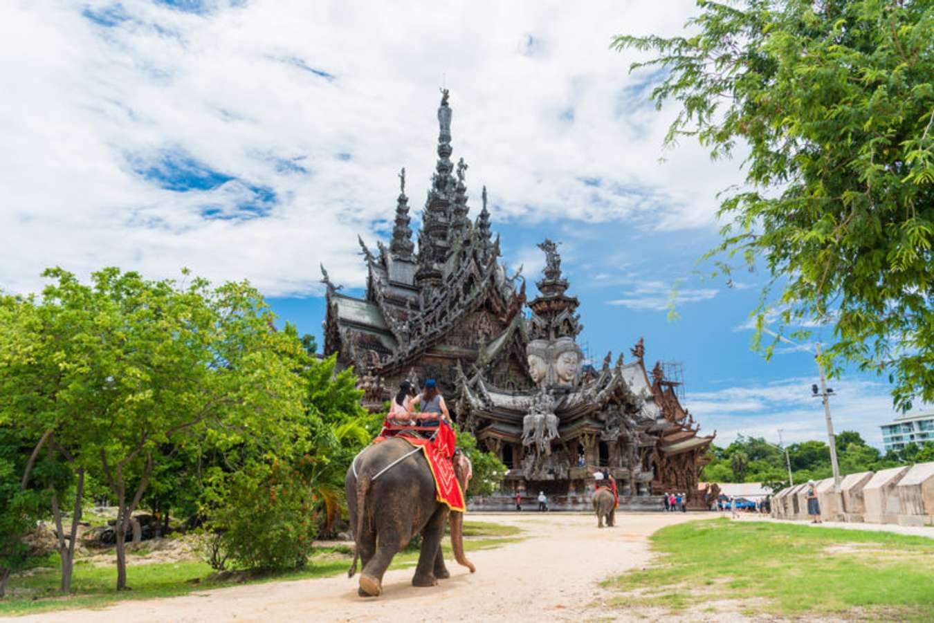 ปราสาทสัจธรรม - สถานที่เที่ยวชลบุรี