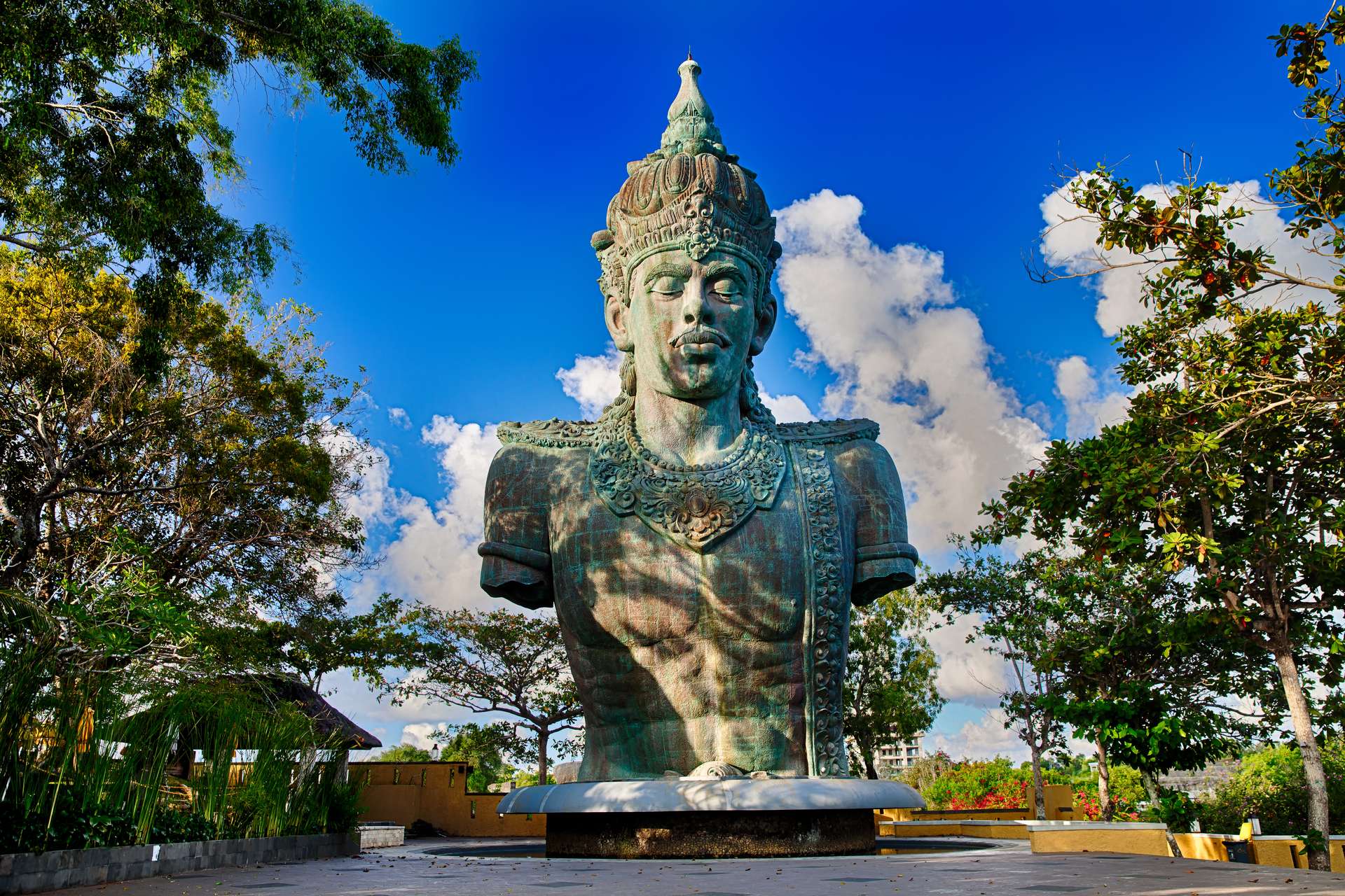 Patung megah Taman Budaya GWK yang menjadi ikon budaya Bali di tengah keindahan alam Bukit Ungasan