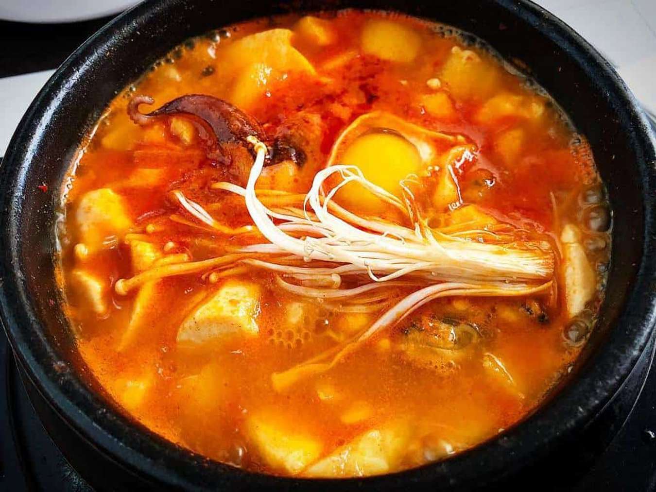 Sundubu-jjigae (Đậu phụ hầm cay) - món ngon Hàn Quốc