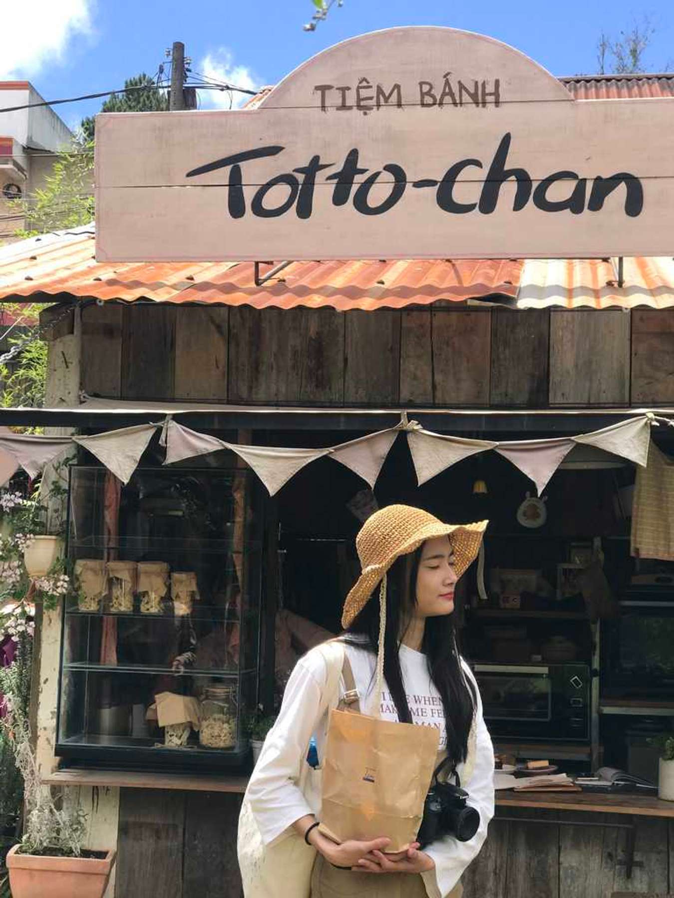 những điểm chụp hình đẹp ở đà lạt-still cafe-tiệm bánh totto-chan