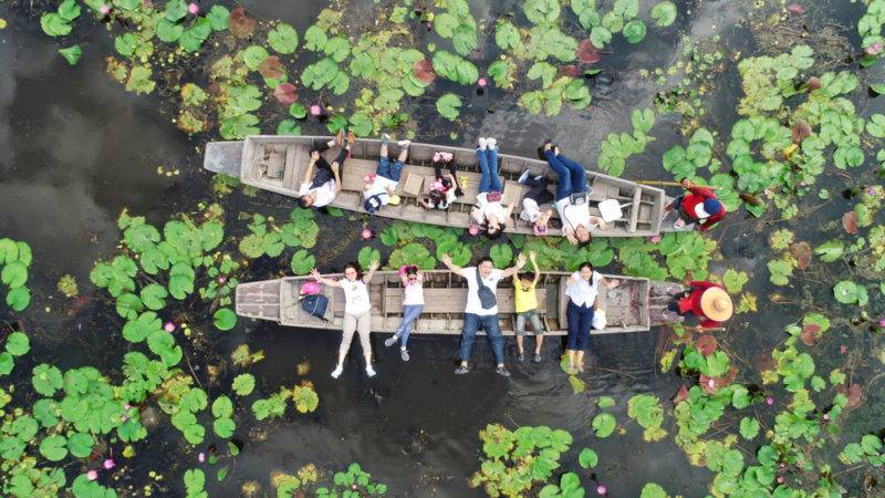ตลาดทุ่งบัวแดง นั่งเรือชิล ๆ ชมดอกบัวสีแดง ถ่ายรูปปั๊ว ปัง ๆ