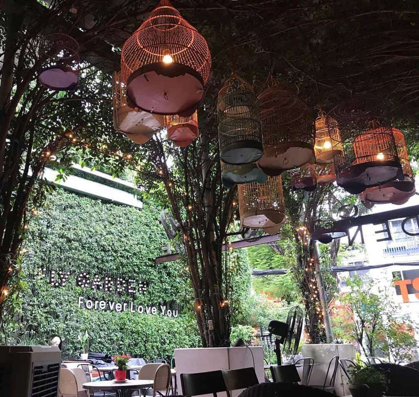 Giữa trung tâm Sài Gòn nhộn nhịp, quán cà phê sân vườn đẹp này trở thành một ngôi nhà thứ hai cho những người yêu cà phê và xanh mát. Không gian yên tĩnh và hạnh phúc với cây xanh và hoa tươi, quán là nơi tuyệt vời để bạn được thư giãn và quên đi cái xô bồ của cuộc sống.