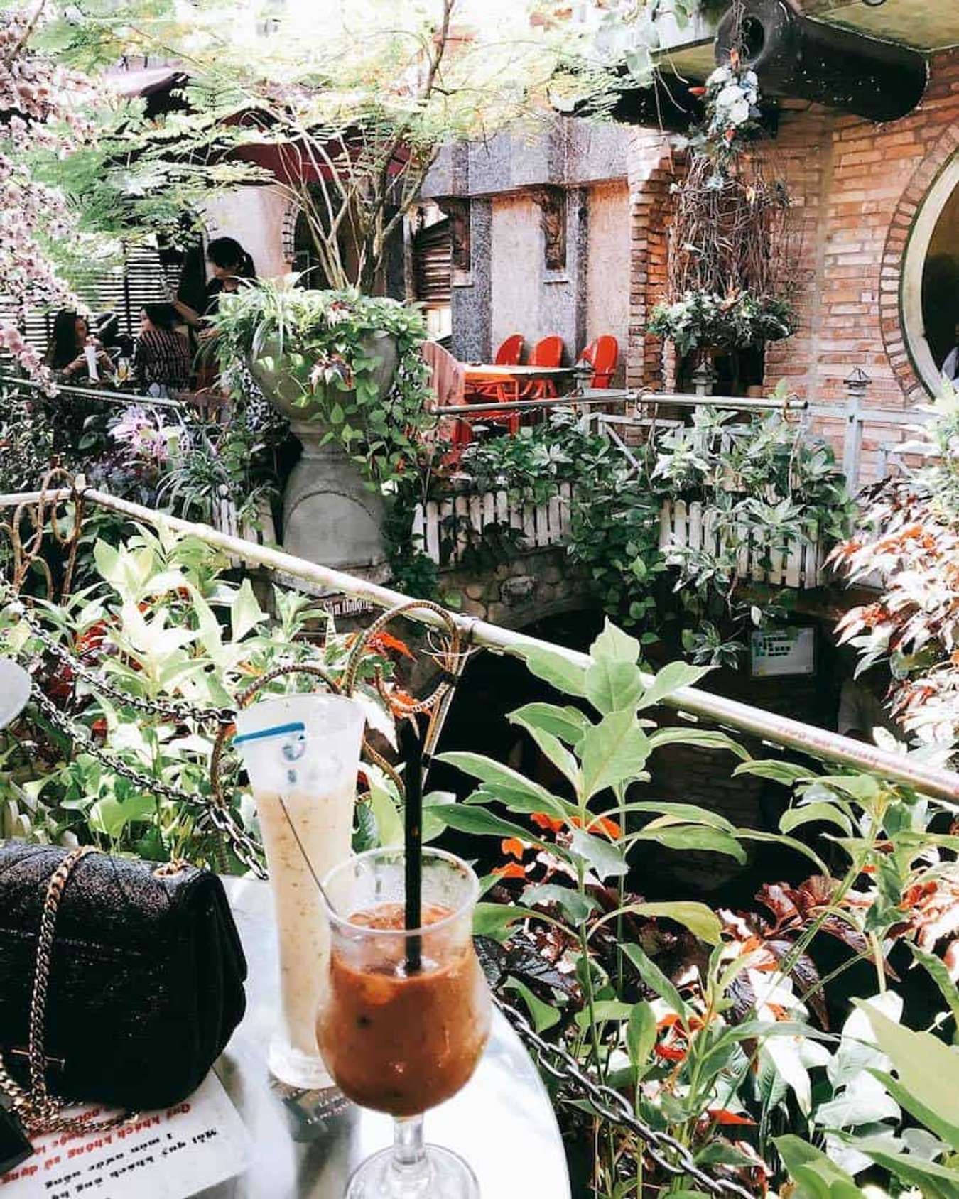 Từ bộn bề cuộc sống đô thị, hãy tìm về quán cafe sân vườn giữa Sài Gòn. Nơi đây, cảm giác sâu lắng trong tâm hồn được giải tỏa nhờ bầu không khí trong lành và xanh mát. Vẫy tạm biệt những đám đông, đến đây đắm mình vào vườn hoa, uống cà phê và thư giãn.